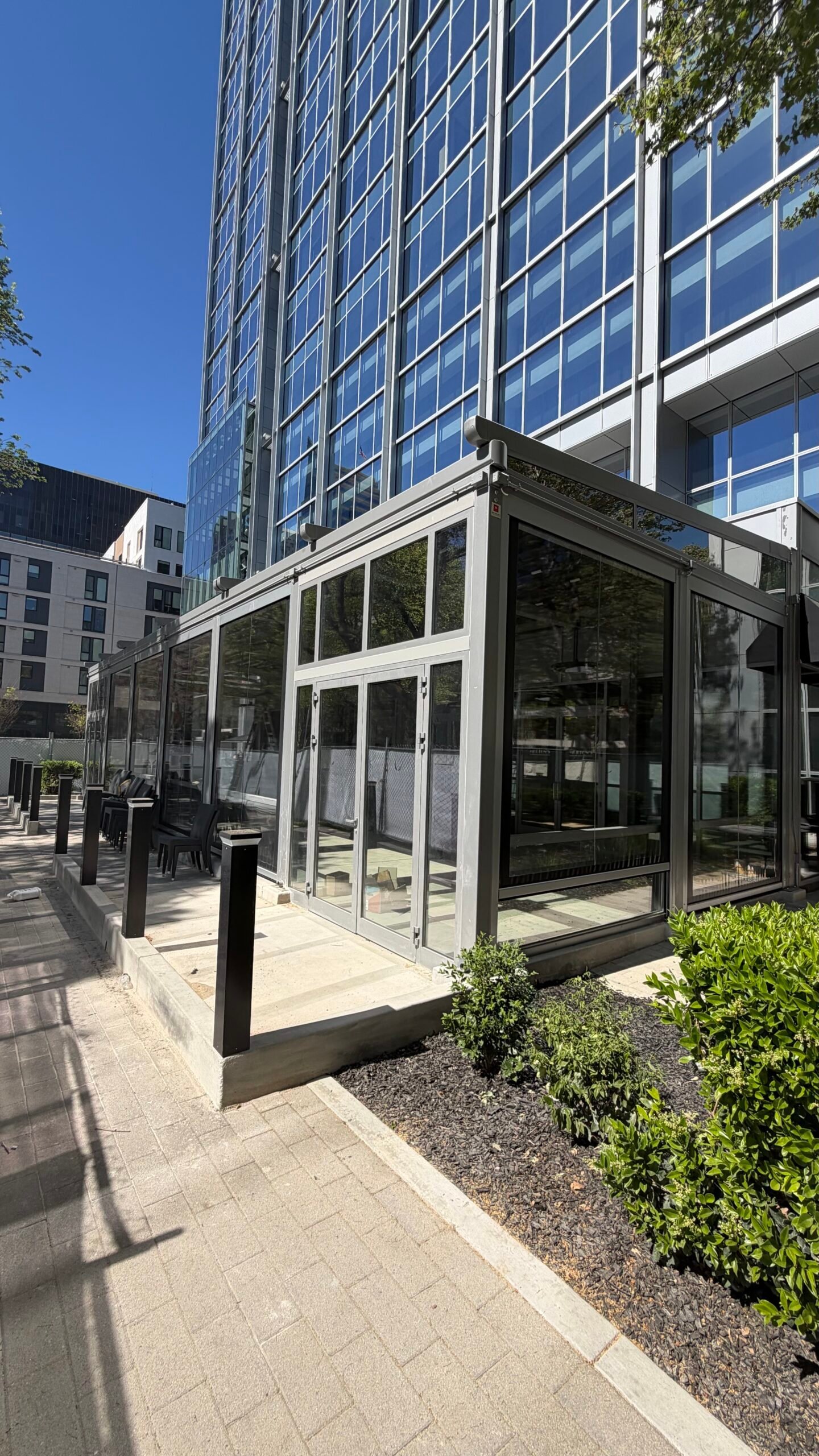 Urban restaurant glass enclosure